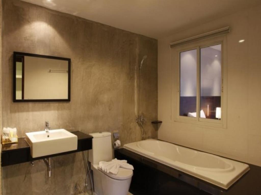 Nize Hotel - Sha Plus Phuket Exteriör bild