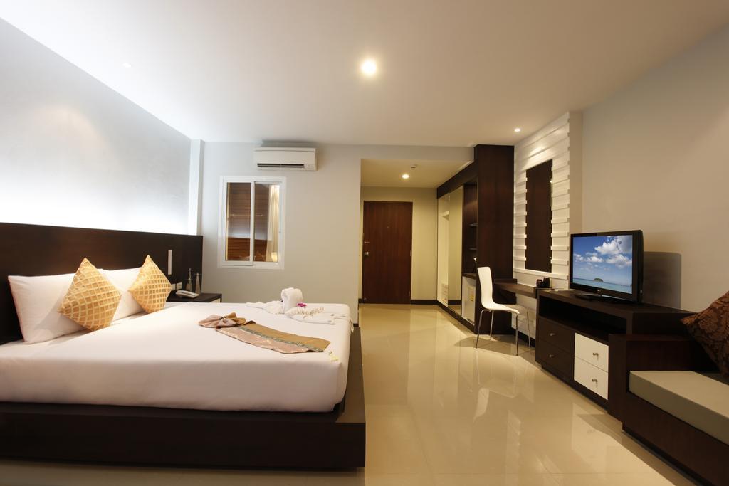 Nize Hotel - Sha Plus Phuket Exteriör bild