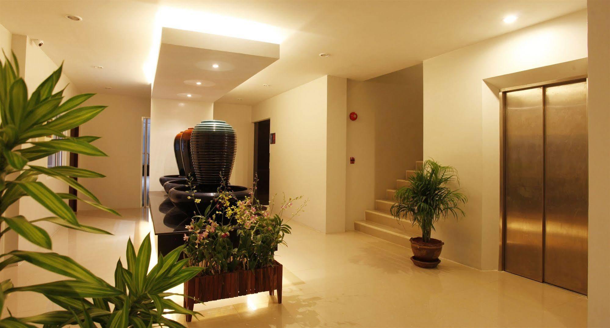 Nize Hotel - Sha Plus Phuket Exteriör bild
