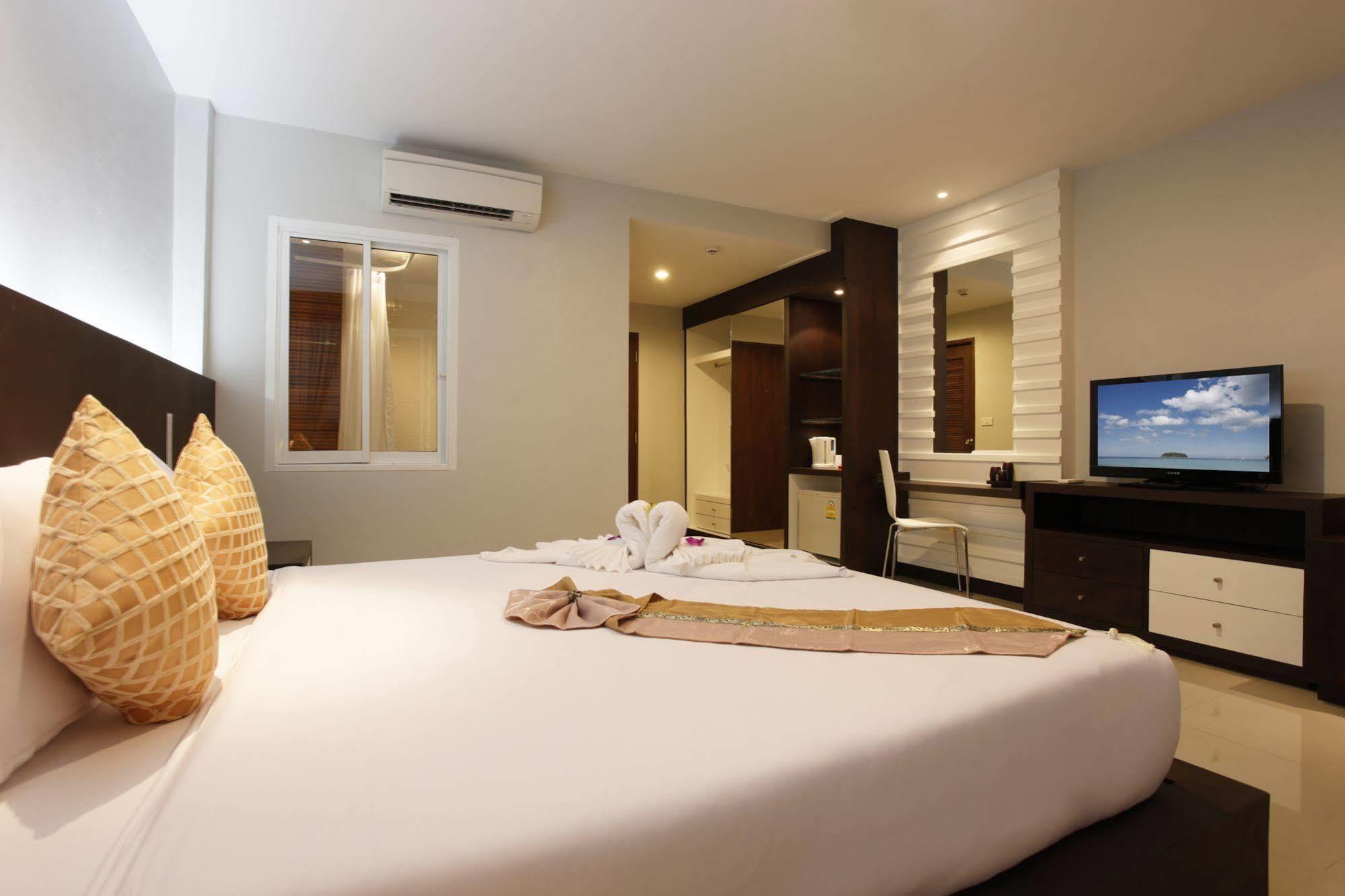 Nize Hotel - Sha Plus Phuket Exteriör bild