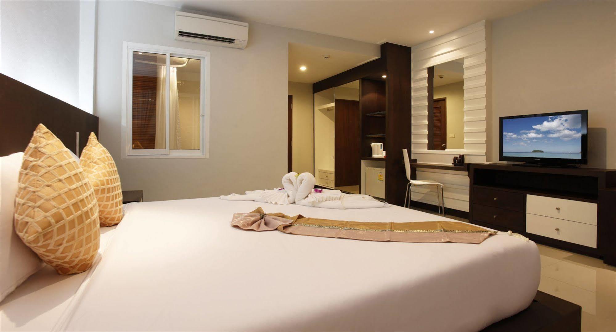 Nize Hotel - Sha Plus Phuket Exteriör bild
