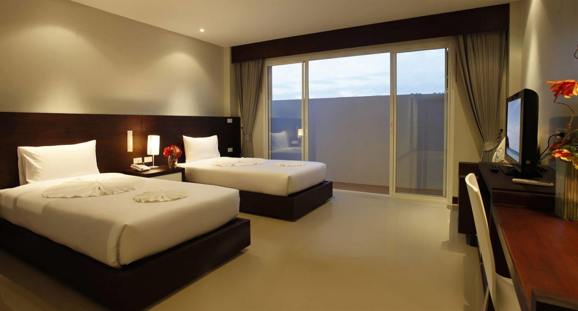 Nize Hotel - Sha Plus Phuket Exteriör bild