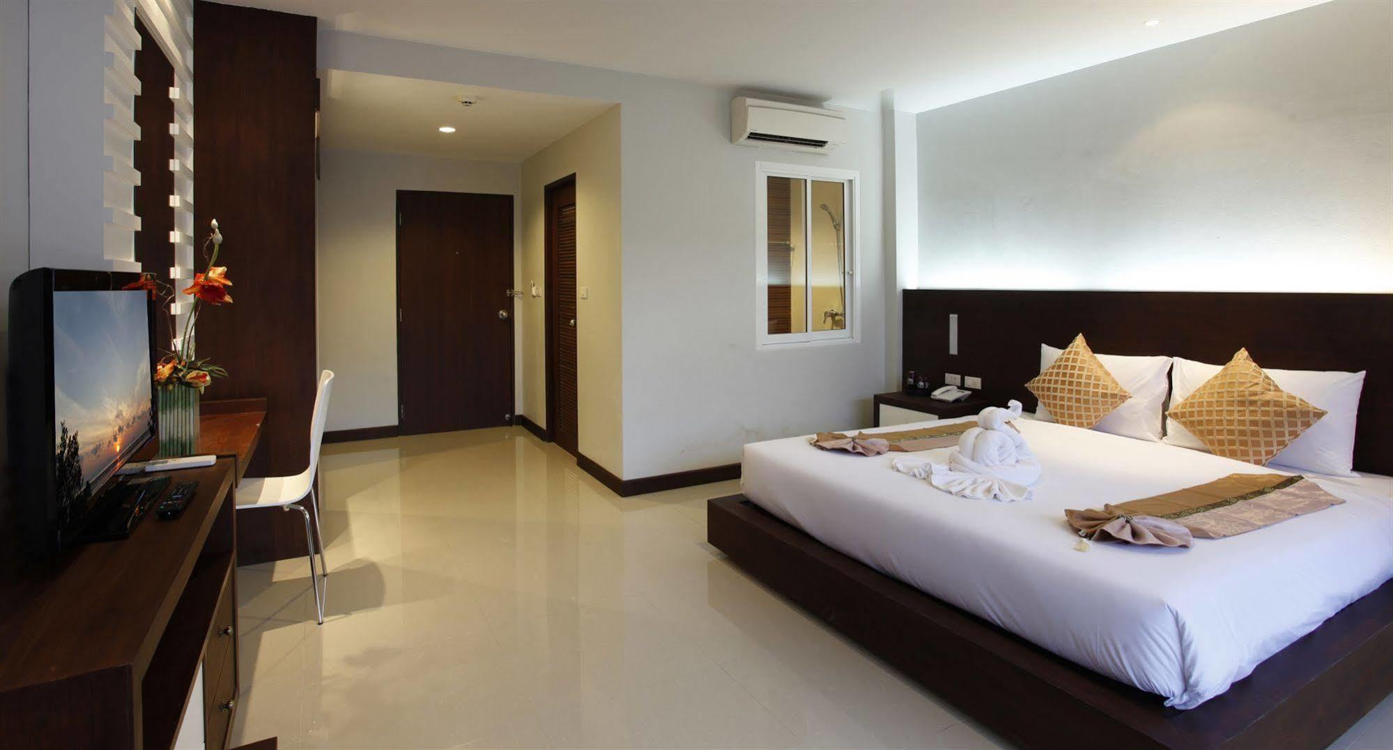 Nize Hotel - Sha Plus Phuket Exteriör bild